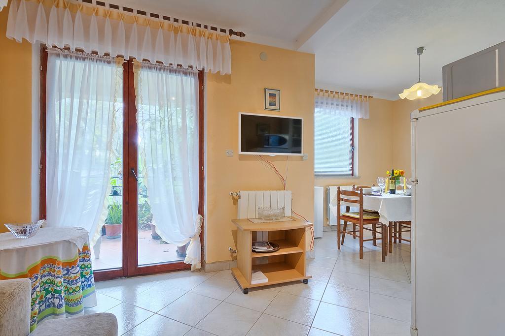 Apartments Valoda Nedescina Exterior photo