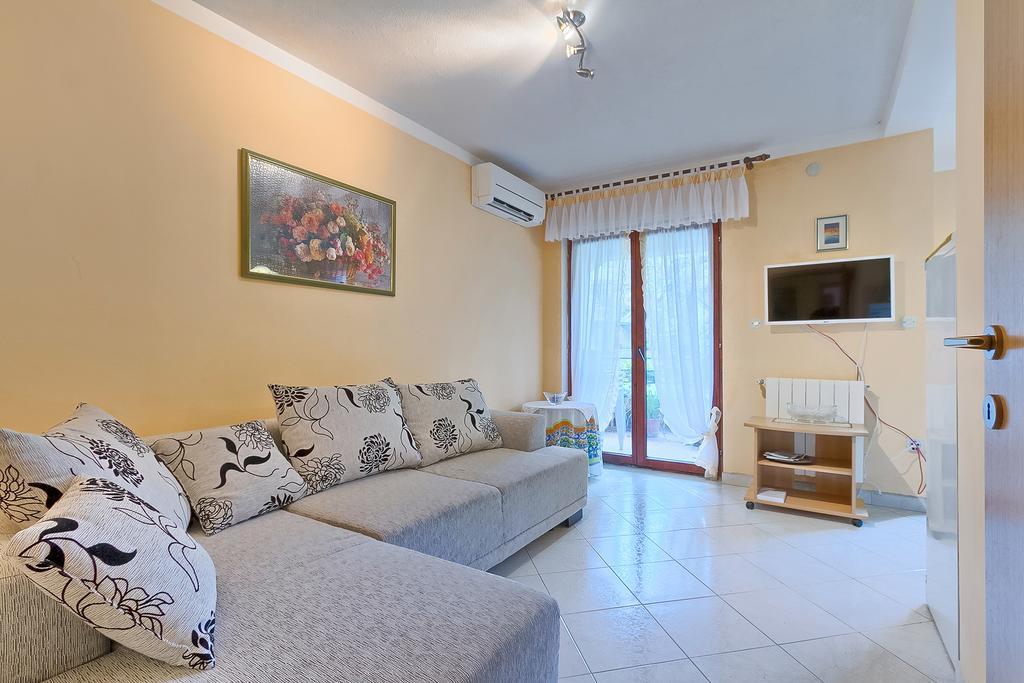 Apartments Valoda Nedescina Exterior photo